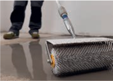 De-aerating a self-levelling compound with a spiked roller